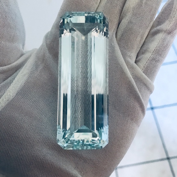 Huge IF 338.35 ct light blue aquamarine gemstone - Picture 3 of 8
